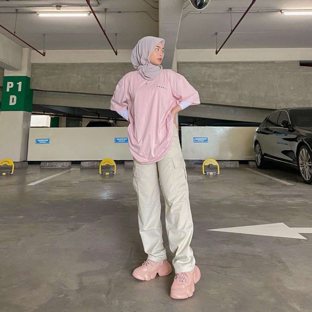 12 OOTD Kaus Oversize ala Nola Clara, Boyish Look yang Hits dan Modis!