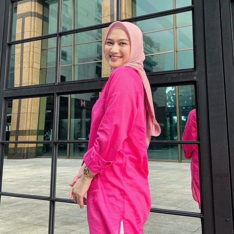 9 Warna Jilbab yang Cocok dengan Baju Fuchsia, Hijabers Wajib Tahu! 