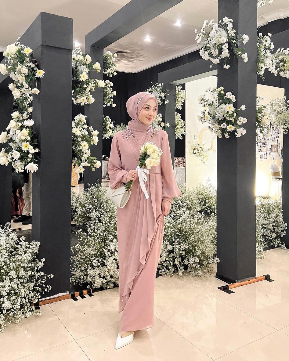 11 Inspirasi Model Dress Bridesmaid Hijab Nuansa Pink, Elegan!