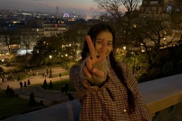 8 Potret Peace Sign Jisoo BLACKPINK, Pose Andalan