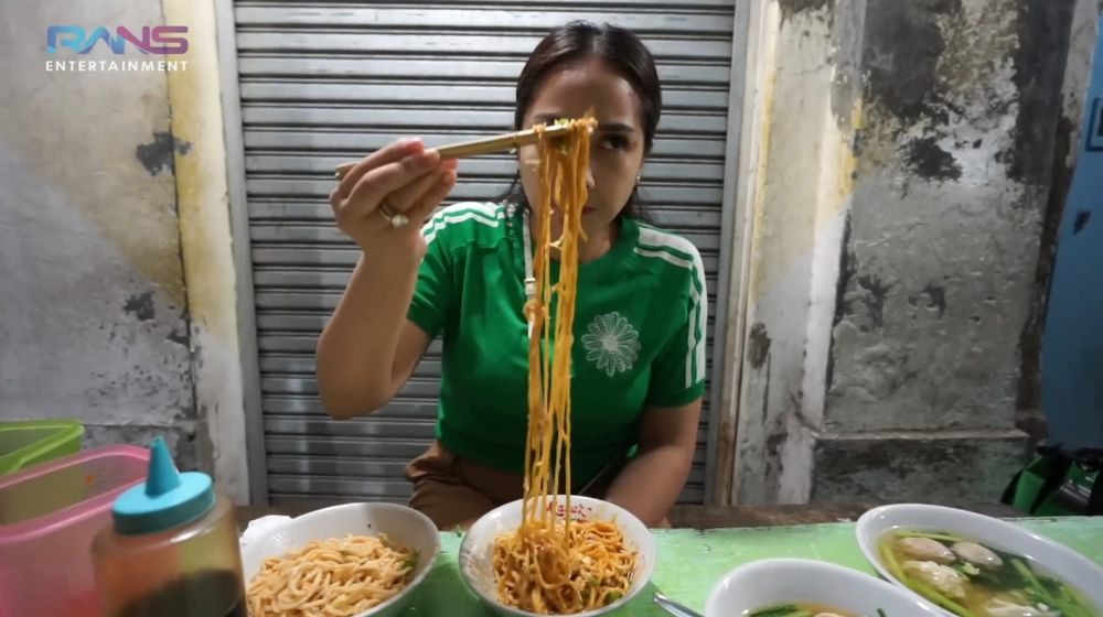 7 Potret Nagita Slavina Ngidam Makan Bakmi Kaki Lima