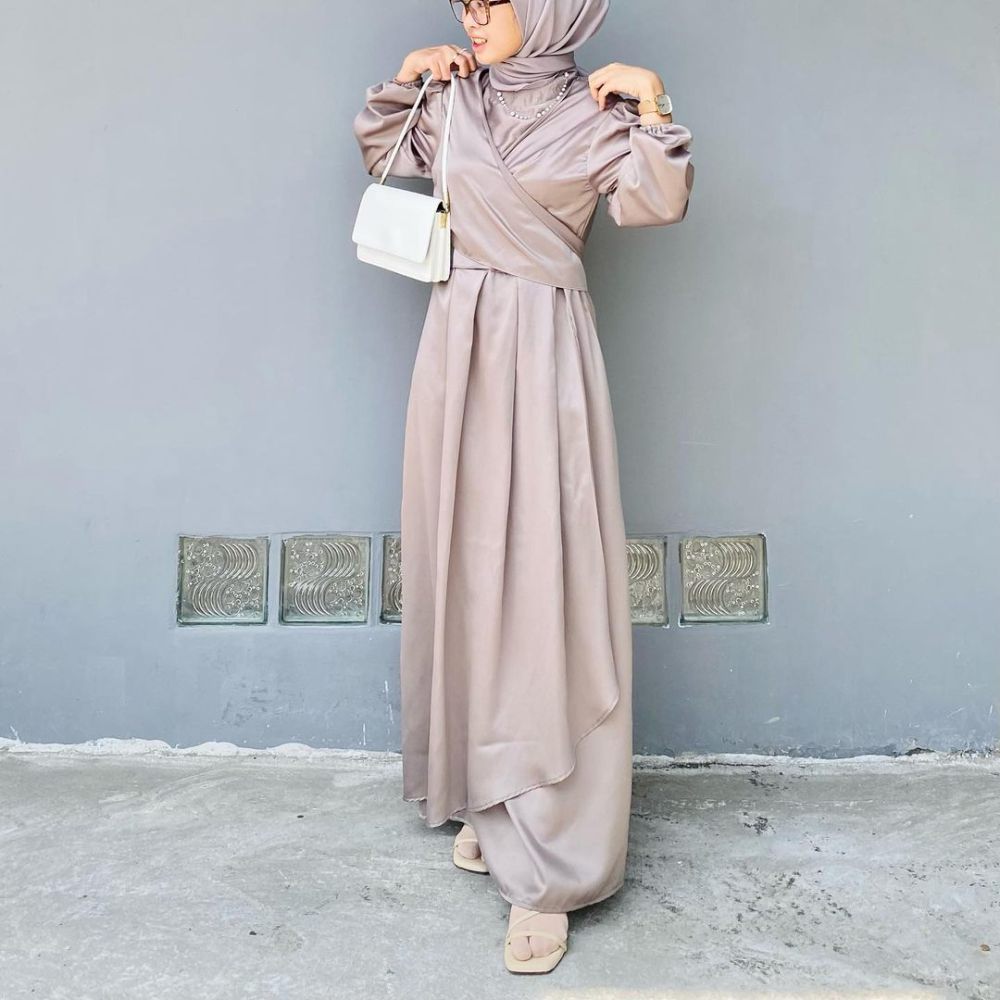 9 Model Dress Satin Polos Nuansa Abu-abu, Simpel tapi Berkelas! 