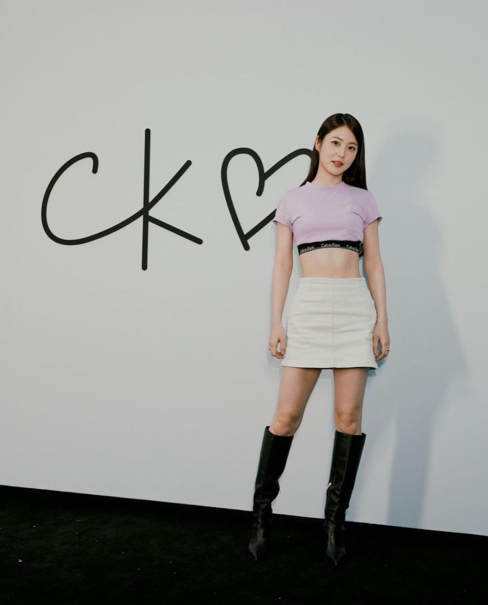 8 Inspirasi Mix and Match Mini Skirt Shin Ye Eun, Bikin Cute