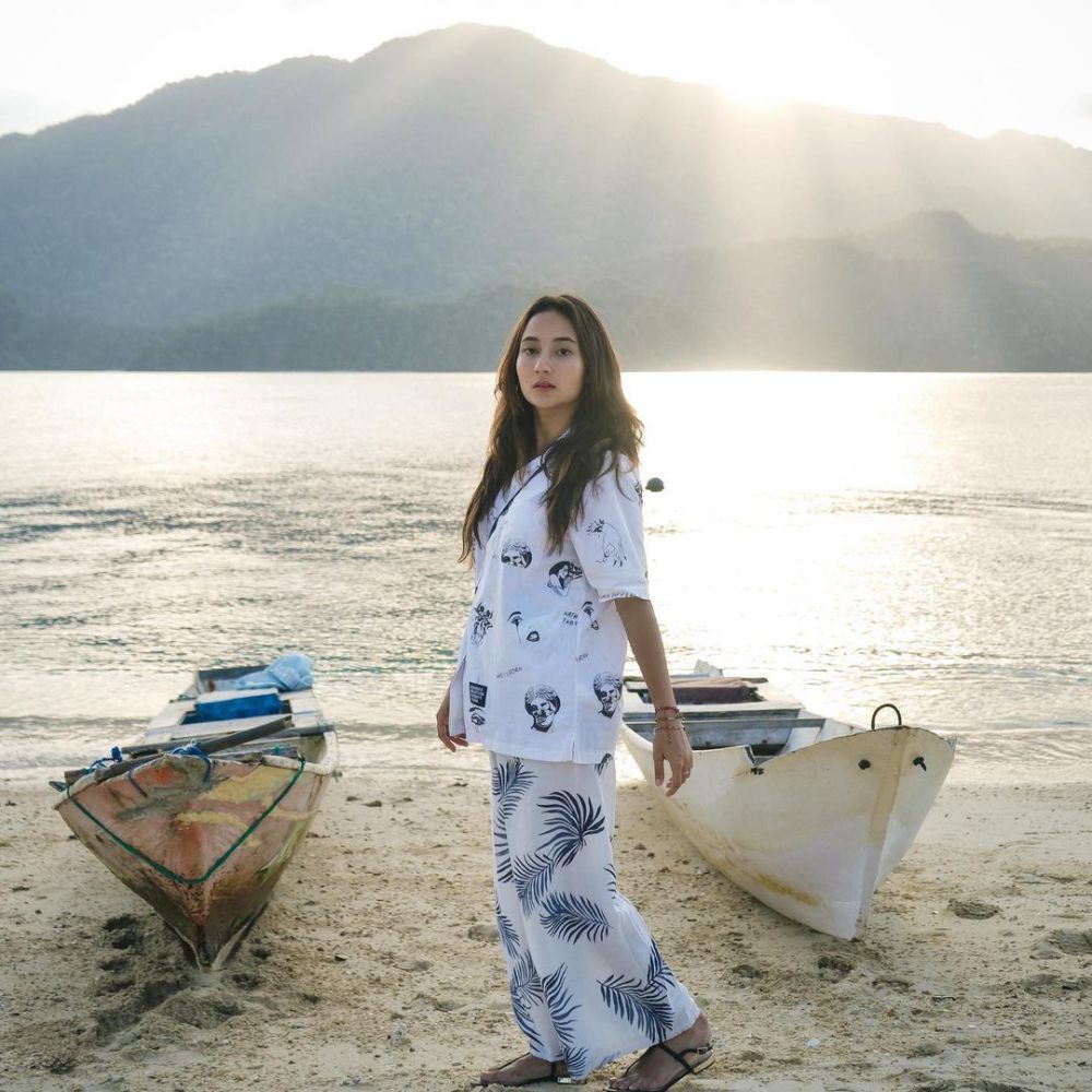 9 Style ke Pantai ala Naomi Zaskia, Simpel dan Comfy!