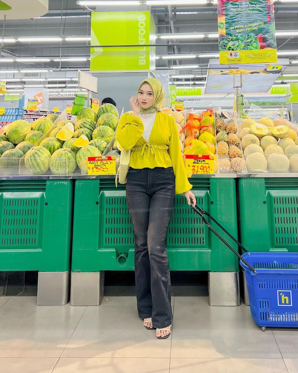 8 OOTD Hijab untuk Grocery Shopping ala Hanifa Lestari, Tampil Modis!