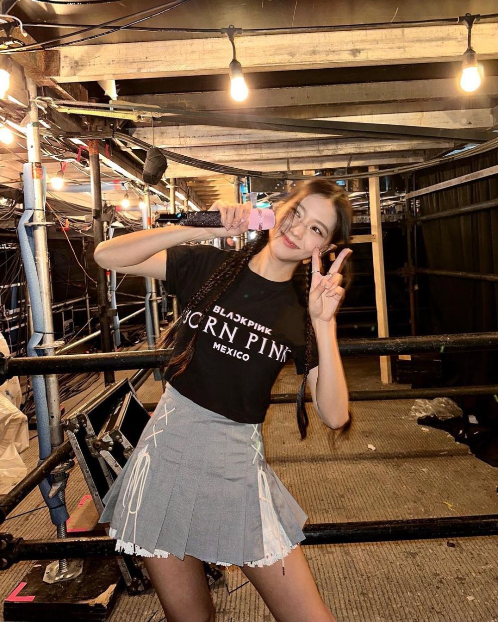 8 Potret Peace Sign Jisoo BLACKPINK, Pose Andalan