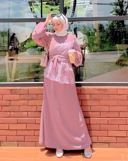 11 Inspirasi Model Dress Bridesmaid Hijab Nuansa Pink, Elegan!
