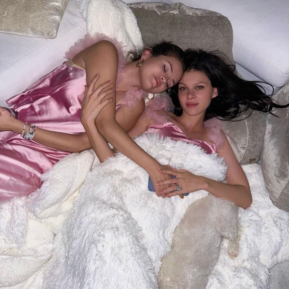 9 Momen Bestie Goals Selena Gomez dan Nicola Peltz