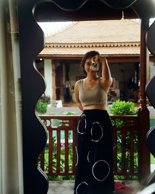 8 Momen Mirror Selfie Zulfa Maharani, Kece Pamer Outfit!