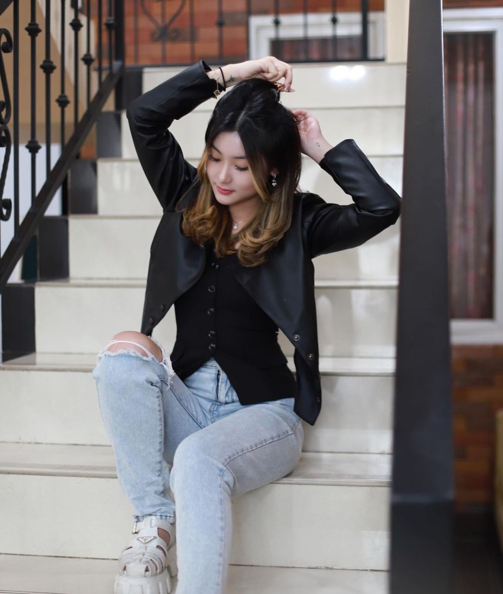 8 Inspirasi Styling Ripped Jeans Shannon Wong, Effortless