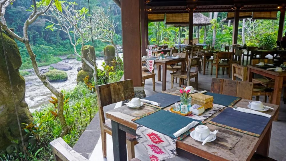 5 Tempat Makan Romantis Tepi Sungai di Ubud