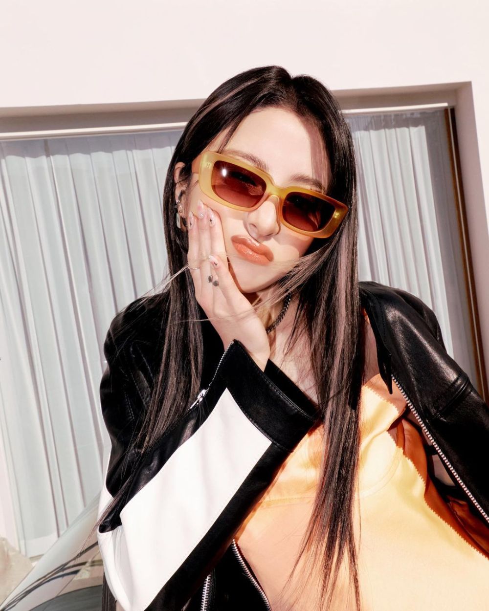8 Potret Huh Yunjin LE SSERAFIM dengan Aksesori Kacamata