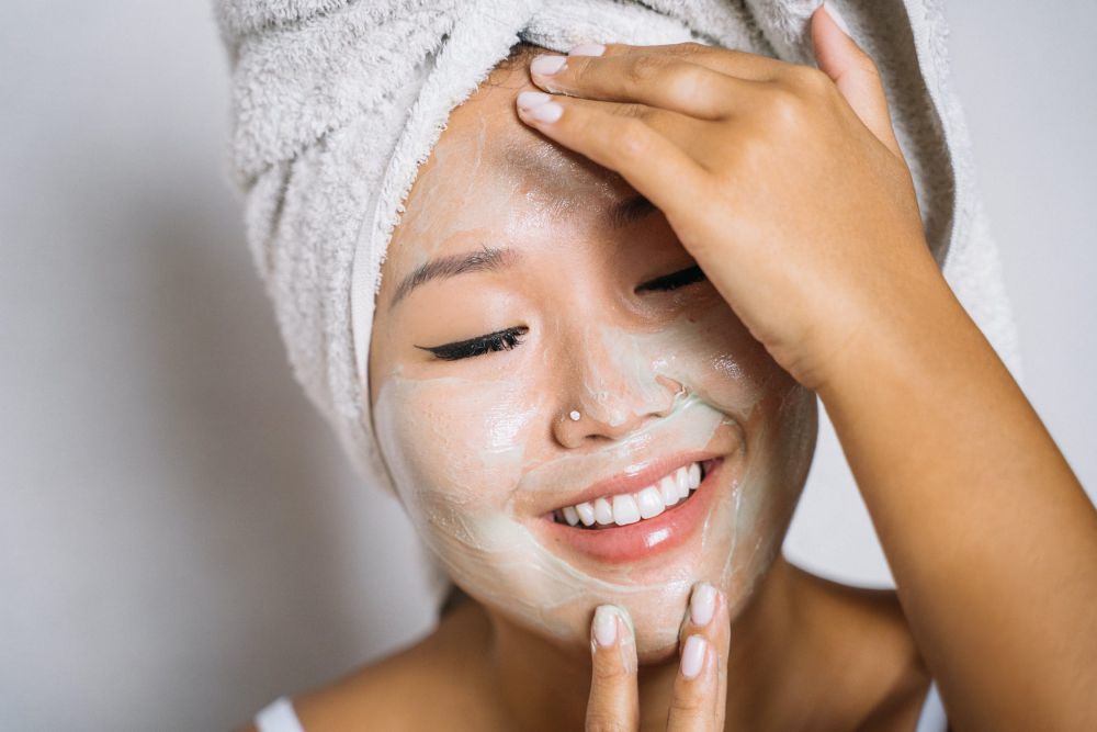 7 Tips Penggunaan Produk Skincare agar Wajah Cerah, Pakai Rutin!