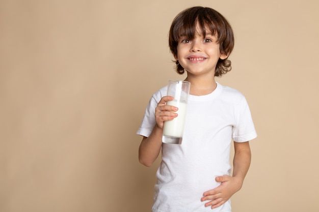 Apa yang Terjadi jika Anak Terlalu Banyak Minum Susu?