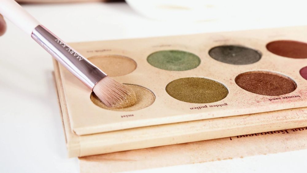 5 Tips Ampuh untuk Warna Eyeshadow yang Lebih Pigmented, Bulid Up!