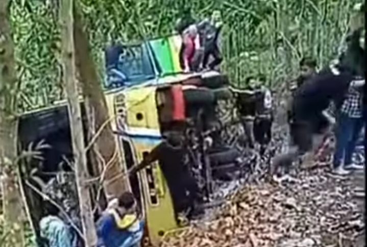 Tak Kuat Nanjak, Bus Wisata Terguling di Tepus Gunungkidul