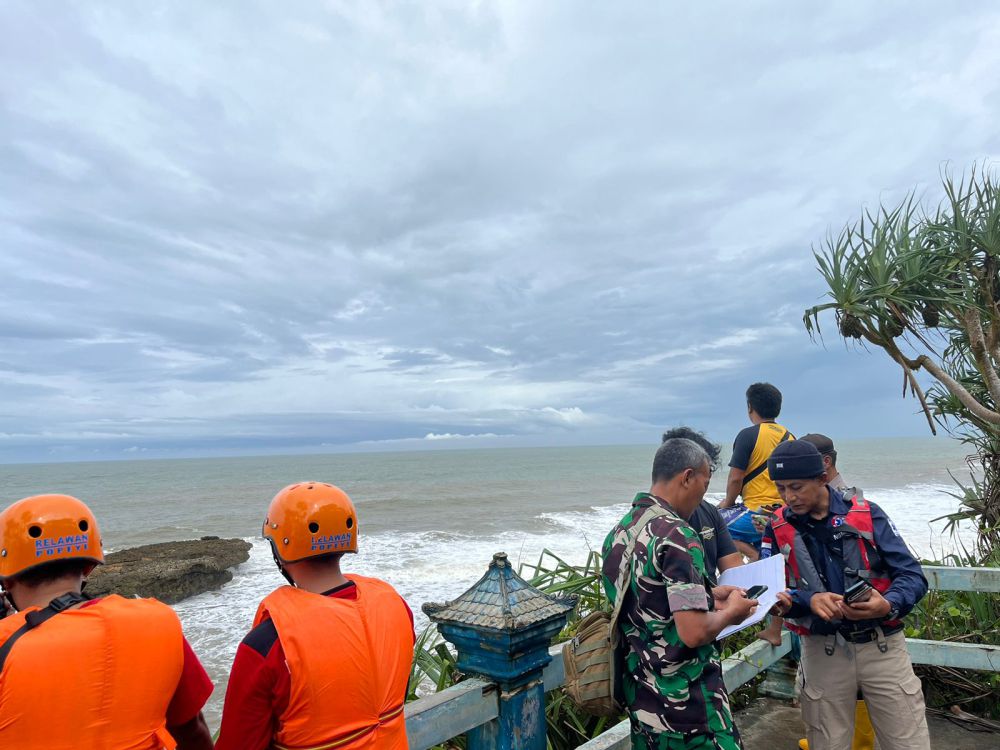 1 Korban Terseret Ombak Pantai Malang Selatan Ditemukan Selamat