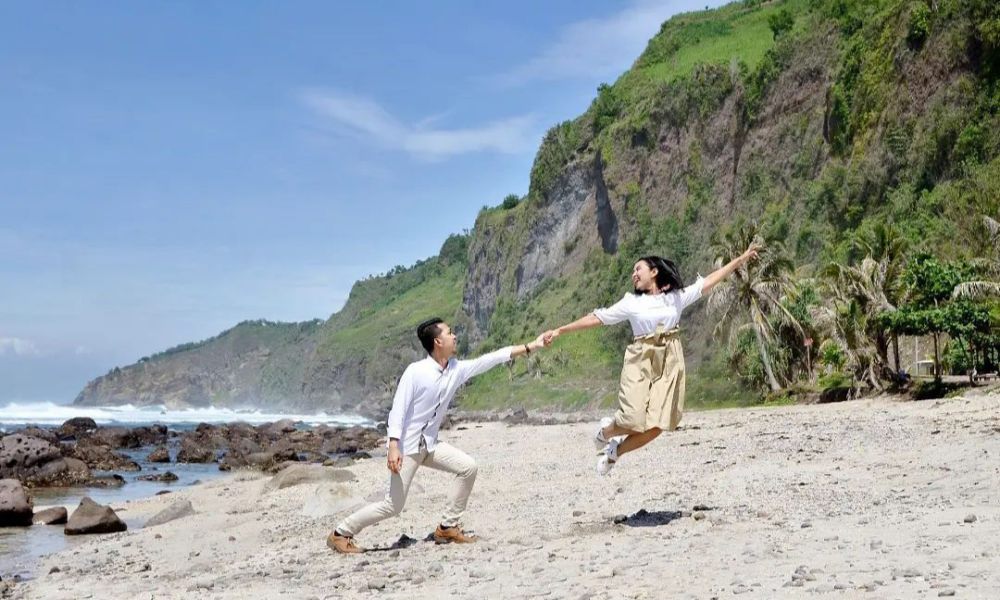 9 Potret Pantai Menganti Kebumen, Pesona yang Indah dan Romantis!