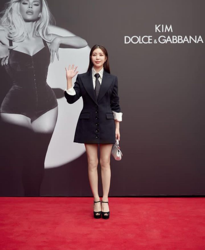 12 Inspirasi Dress Nuansa Hitam ala Idol Cewek Korea, Elegan Abis!