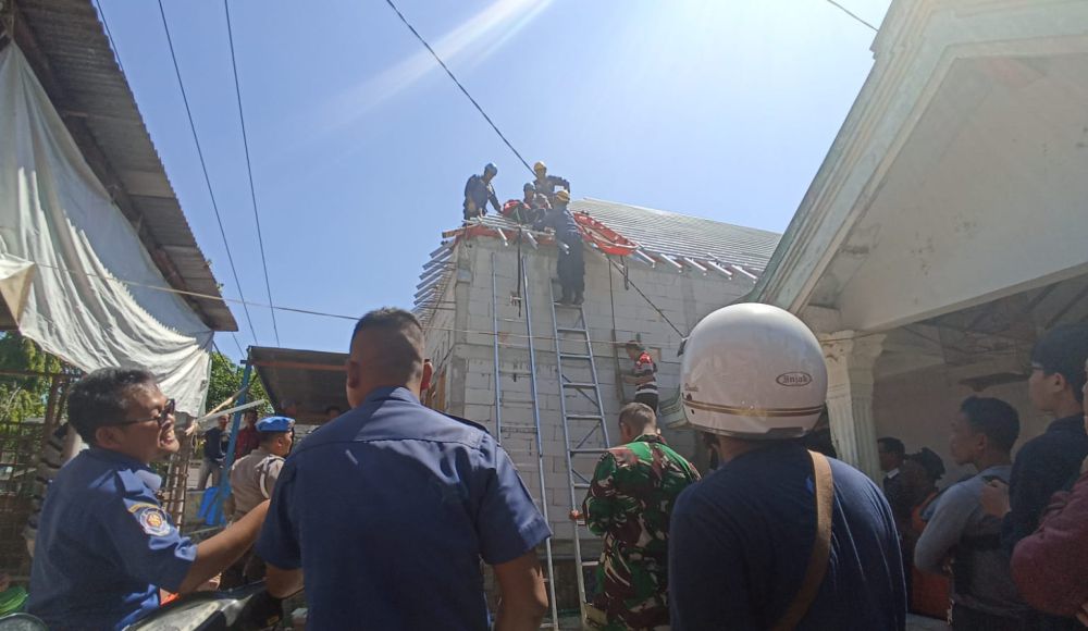 Pekerja Bangunan Tersengat Listrik Saat Pasang Atap, Evakuasi Dramatis
