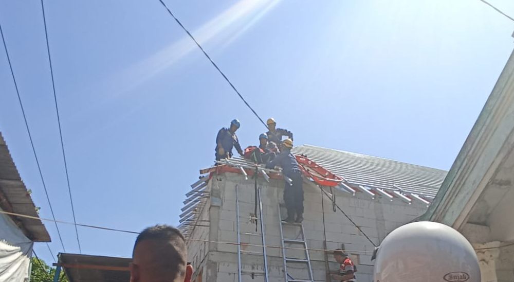 Pekerja Bangunan Tersengat Listrik Saat Pasang Atap, Evakuasi Dramatis