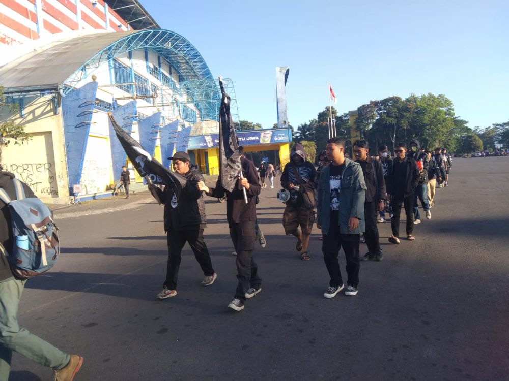Massa Kamisan Menolak Renovasi Stadion Kanjuruhan 