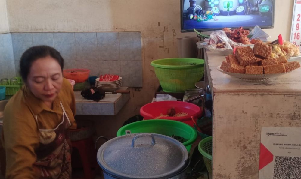 Takut Elpiji, Warung Nasi Campur di Malang Puluhan Tahun Pakai Arang