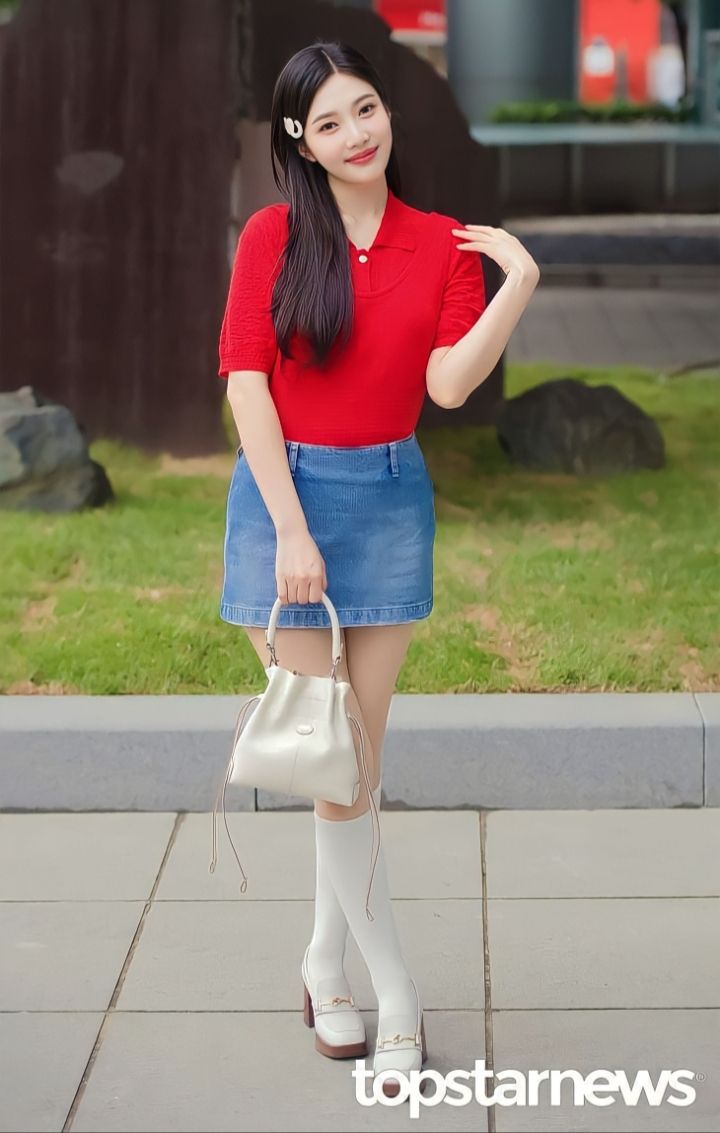 7 Padu Padan Mini Skirt ala Joy Red Velvet, Andalan Tampil Girly