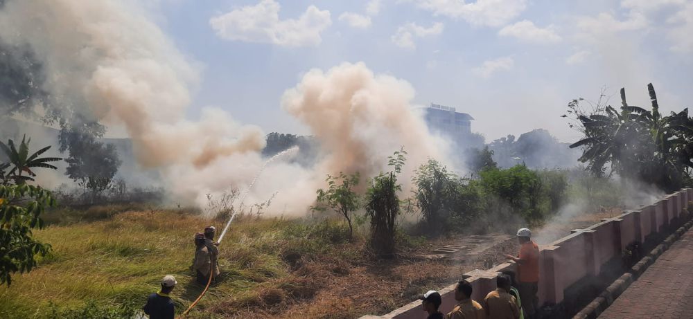 Lahan Kosong Timur JEC Terbakar, Diduga Akibat Pembakaran Sampah