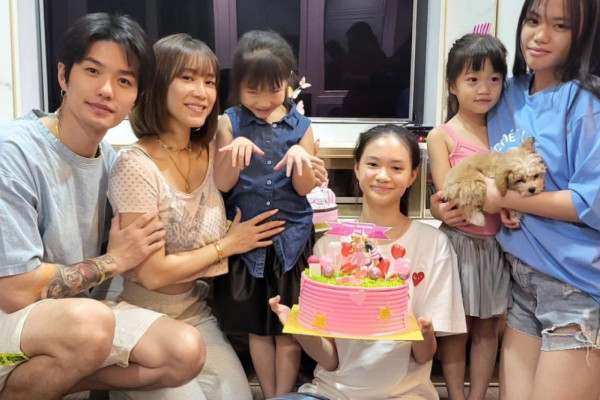 9 Momen Ultah ke-14 Anak Sambung Lee Jeong Hoon, Dapat Kue Barbie!