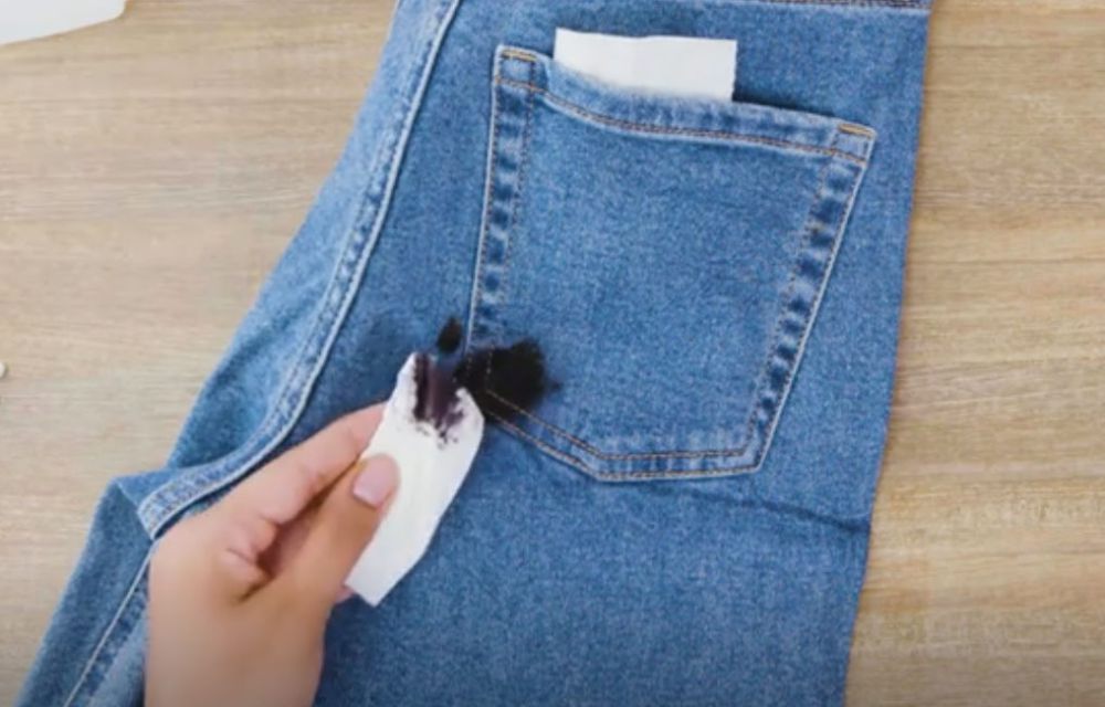 4 Cara Menghilangkan Noda Tinta di Bahan Jeans
