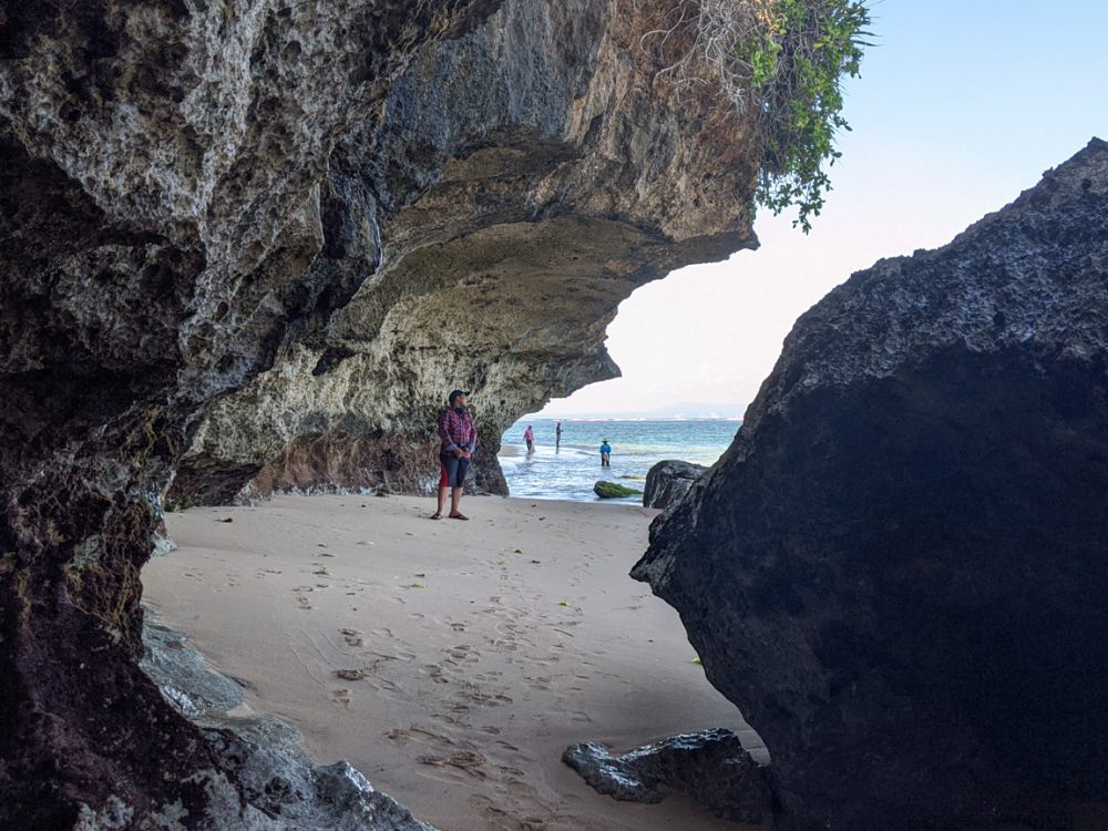 Tiket Masuk Pantai Pura Geger, Surga Tersembunyi di Bali