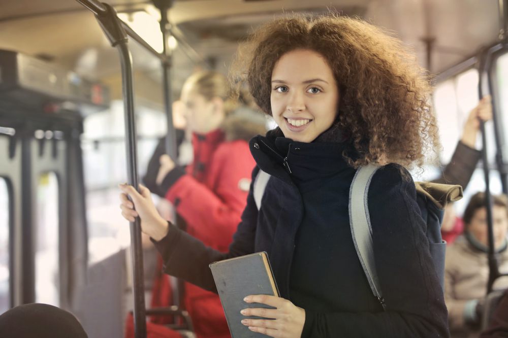 5 Manfaat Naik Bus untuk Perjalanan Harian Kamu, Lebih Hemat? 