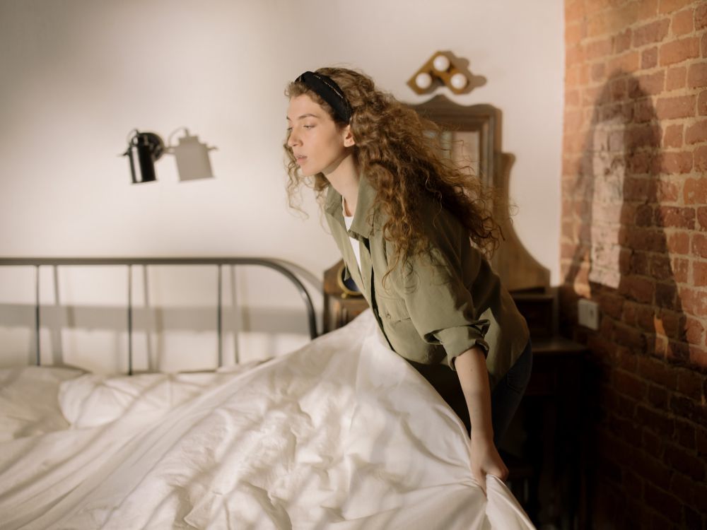 6 Tips Ubah Kamar Tidur Jadi Lebih Nyaman, Gak Cuma Dibersihkan