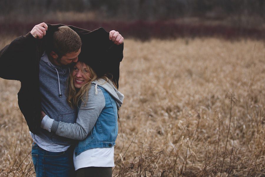 5 Cara Membangun Emotional Attraction dengan Seseorang, Terapkan!