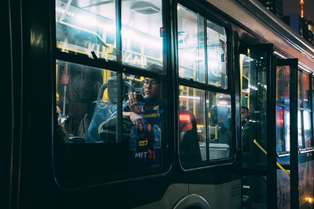 5 Manfaat Naik Bus untuk Perjalanan Harian Kamu, Lebih Hemat? 