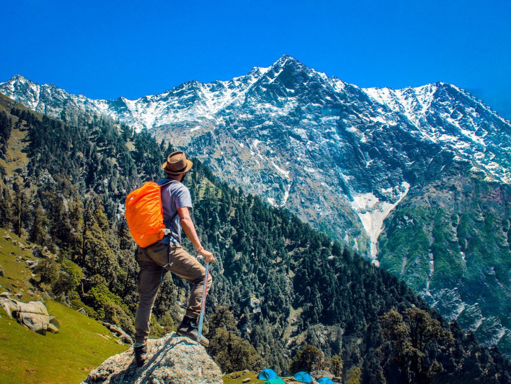 Hike. Вперед в горы. Стоя на вершине горы. Ревели горы. Путешествие в горы пешком арт.