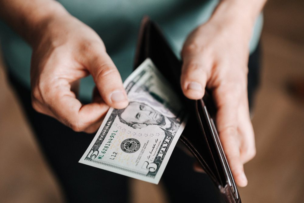 5 Cara Menyikapi Pacar sering Pinjam Uang, Kamu Mengalaminya?