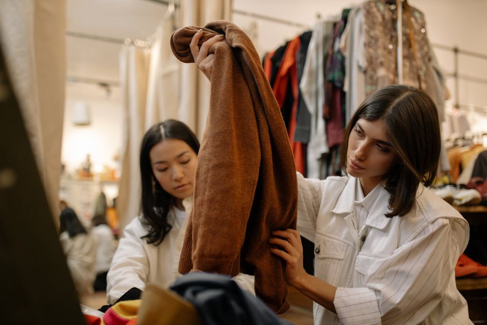 6 Cara Kreatif Manfaatkan Baju Lama Agar Tak Berakhir di Tempat Sampah