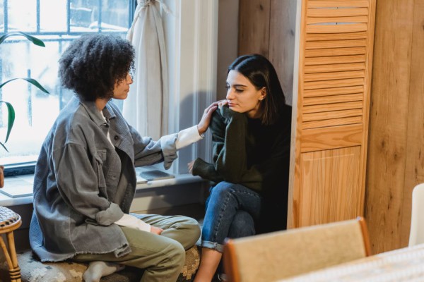 6 Cara Bijak dan Sederhana Menghadapi Teman yang Suka Mengeluh