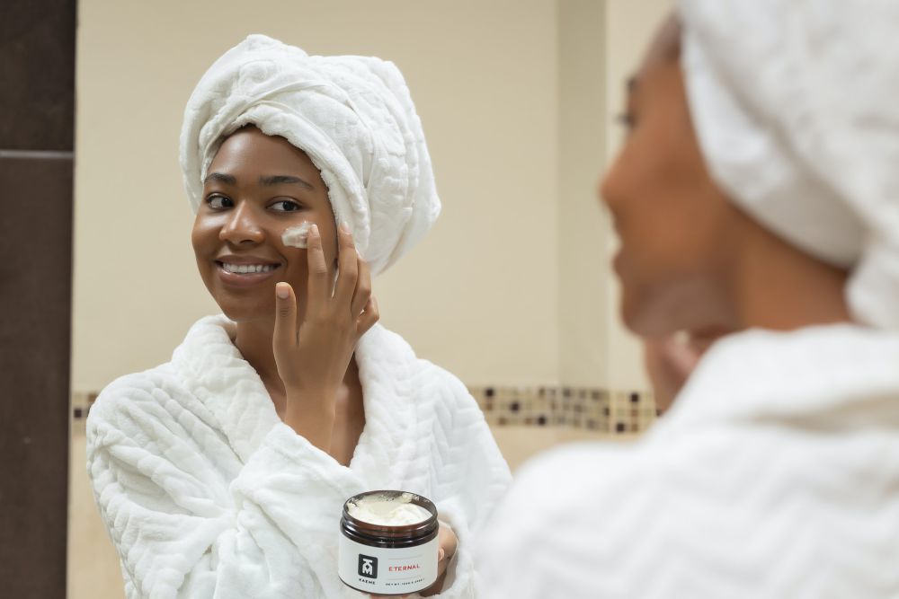 5 perawatan dasar yang wajib kamu gunakan untuk melindungi kulit wajah!