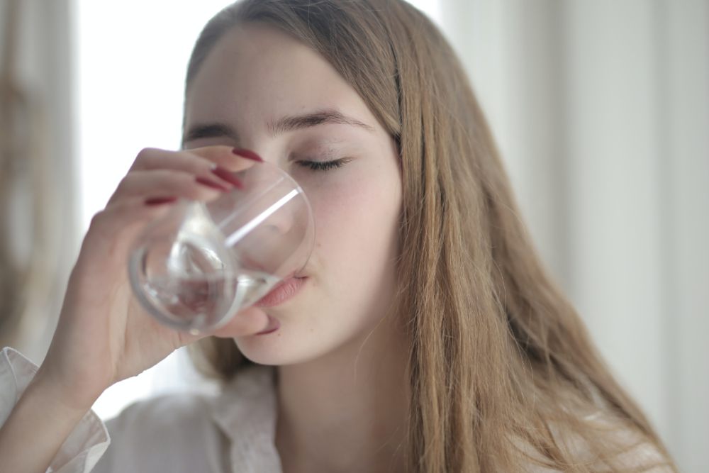 5 Tips agar Lebih Sering Minum Air Putih, Jaga Kesehatanmu