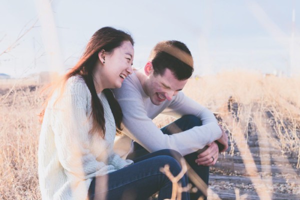 5 Alasan Mengapa Kamu Perlu Sering Bercanda dengan Pasangan