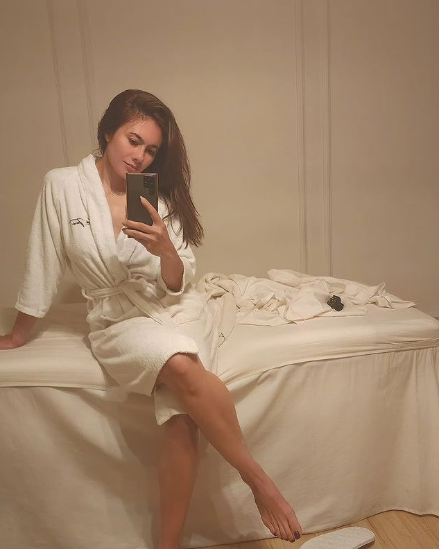 10 Potret Mirror Selfie Wulan Guritno yang Makin Stunning, Modis Terus
