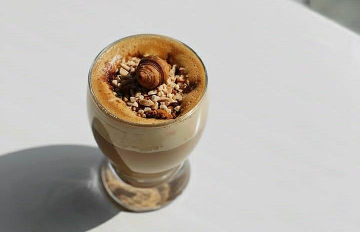 Алькоф. Дальгона айс латте. Корейский кофе дальгона. Взбитый кофе. Взбитый кофе с молоком.