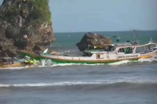 Kapal Nelayan Jember Terbelah Dua Usai Tabrakan