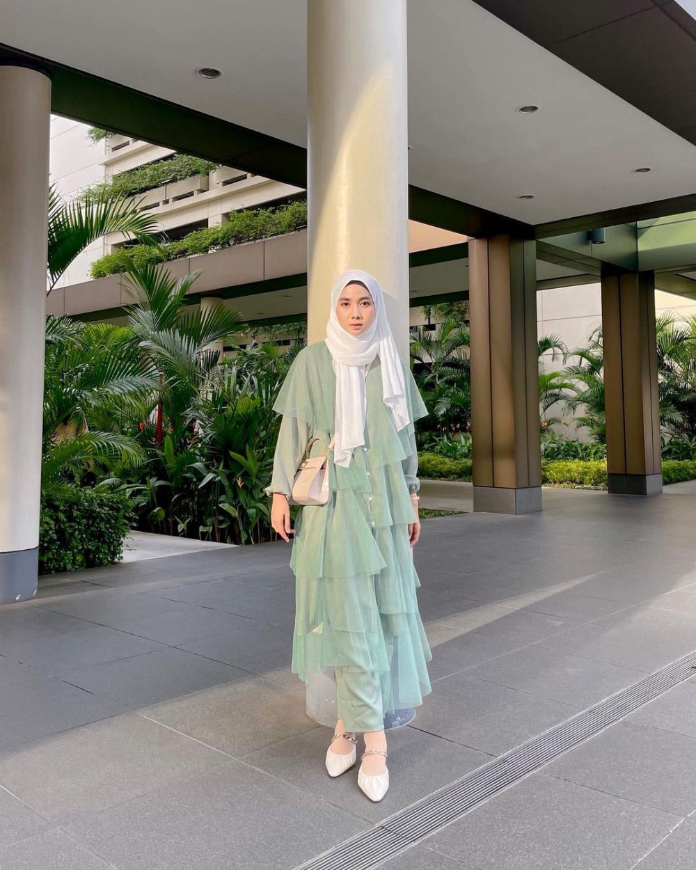 9 Inspirasi OOTD Hijab Sage Green ala Richa Etika Ulhaq, Fresh!