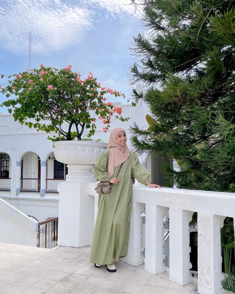 9 Inspirasi OOTD Hijab Sage Green ala Richa Etika Ulhaq, Fresh!