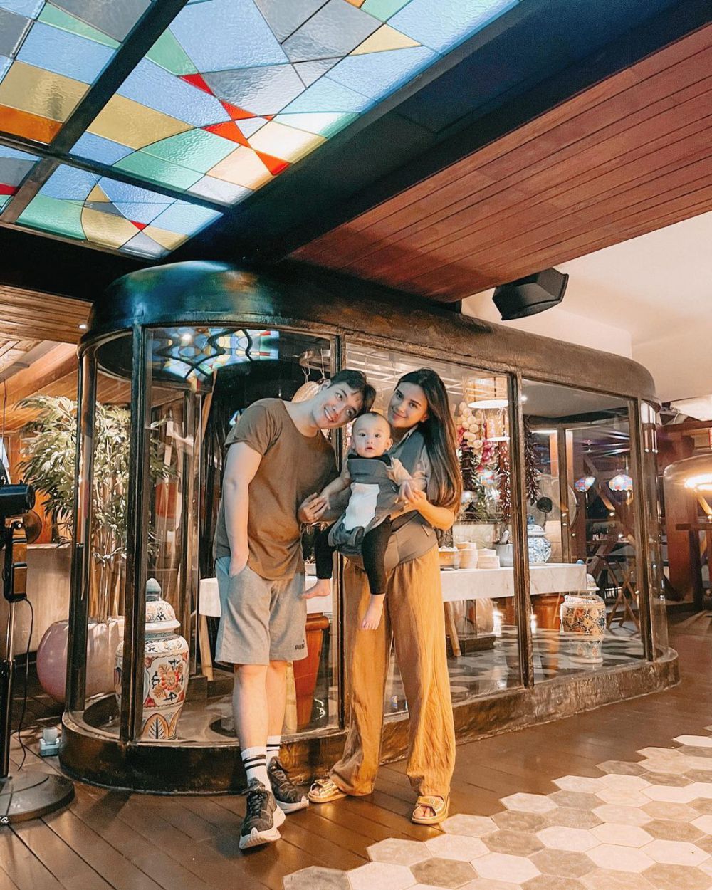 10 Artis yang Gendong Anak Pakai Hipseat, Kuatkan Pundak!