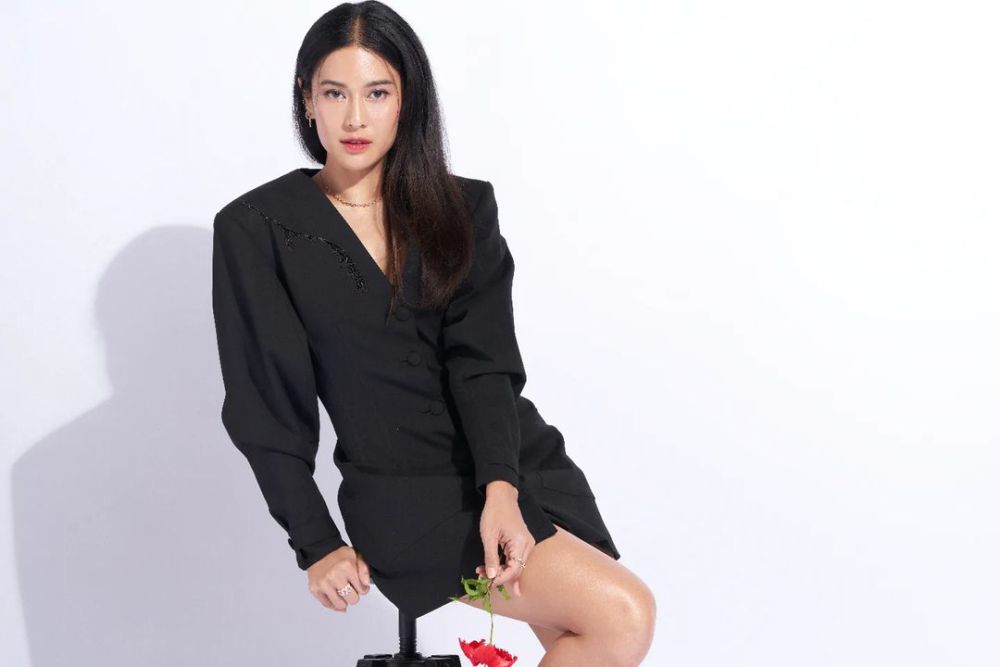 10 Inspirasi Black Outfit ala Dian Sastro, Elegan Banget!